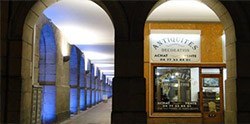 Boutique des antiquaires Charpille et Grancge sous les arcades de l'hôtel de ville de Montbrison